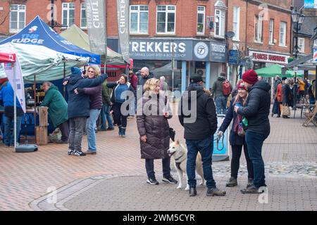 Chesham, Buckinghamshire, Großbritannien. Februar 2024. Es war ein kalter, aber sonniger Tag heute in der Marktstadt Chesham in Buckinghamshire. Käufer waren in der Stadt unterwegs und kauften von Marktverkäufern, einschließlich lokaler Produzenten. Quelle: Maureen McLean/Alamy Live News Stockfoto