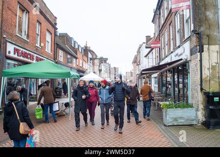 Chesham, Buckinghamshire, Großbritannien. Februar 2024. Es war ein kalter, aber sonniger Tag heute in der Marktstadt Chesham in Buckinghamshire. Käufer waren in der Stadt unterwegs und kauften von Marktverkäufern, einschließlich lokaler Produzenten. Quelle: Maureen McLean/Alamy Live News Stockfoto