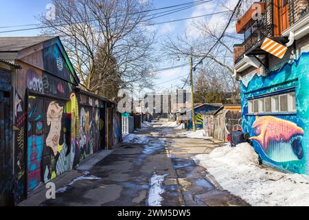 Toronto, Kanada - leere Seitenstraße in Toronto mit farbenfrohen Garagen Stockfoto