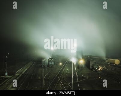 Nächtlicher Blick auf Santa Fe Railroad Yard, Züge im Dunkeln mit Scheinwerfern auf -1943 - Jack Delano Foto Stockfoto