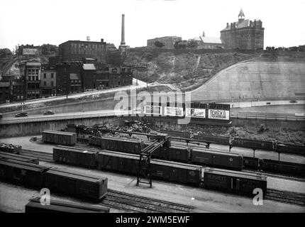 Railroad Yard 1935 - Blick nach Osten vom County Office Building über das Pittsburgh Transfer Warehouse and Transfer Company's Pittsburgh Railroad Yard zur Shingiss Street und dem Viertel Uptown Stockfoto