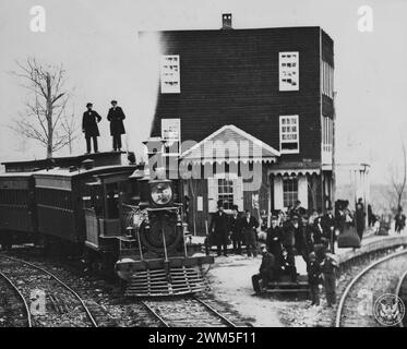 Bahnhof - Hanover Junction Pennsylvania, 1863, Bahnhof. Detail des Motors im Hof und wartender Menschenmenge - 1863 Stockfoto