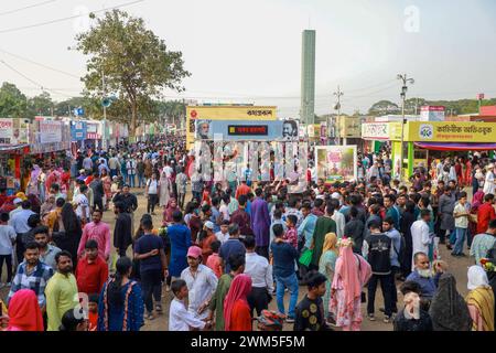 Dhaka, Bangladesch. Februar 2024. Tausende von Menschen versammeln sich an einem Feiertag in Suhrawardy Uddyan, in Dhaka, Bangladesch, am 23. Februar 2024. Die Amar Ekushey Buchmesse ist eine monatelange Veranstaltung in Dhaka, Bangladesch, die 2024 vom 1. Bis 29. Februar stattfindet. Die Messe findet in den Räumlichkeiten der Bangla Academy und Suhrawardy Udyan statt. Foto: Suvra Kanti das/ABACAPRESS.COM Credit: Abaca Press/Alamy Live News Stockfoto