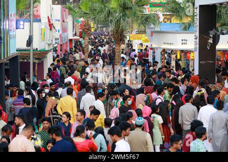 Dhaka, Bangladesch. Februar 2024. Tausende von Menschen versammeln sich an einem Feiertag in Suhrawardy Uddyan, in Dhaka, Bangladesch, am 23. Februar 2024. Die Amar Ekushey Buchmesse ist eine monatelange Veranstaltung in Dhaka, Bangladesch, die 2024 vom 1. Bis 29. Februar stattfindet. Die Messe findet in den Räumlichkeiten der Bangla Academy und Suhrawardy Udyan statt. Foto: Suvra Kanti das/ABACAPRESS.COM Credit: Abaca Press/Alamy Live News Stockfoto