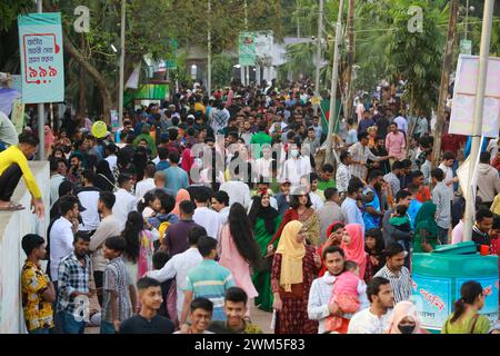 Dhaka, Bangladesch. Februar 2024. Tausende von Menschen versammeln sich an einem Feiertag in Suhrawardy Uddyan, in Dhaka, Bangladesch, am 23. Februar 2024. Die Amar Ekushey Buchmesse ist eine monatelange Veranstaltung in Dhaka, Bangladesch, die 2024 vom 1. Bis 29. Februar stattfindet. Die Messe findet in den Räumlichkeiten der Bangla Academy und Suhrawardy Udyan statt. Foto: Suvra Kanti das/ABACAPRESS.COM Credit: Abaca Press/Alamy Live News Stockfoto