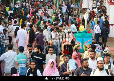 Dhaka, Bangladesch. Februar 2024. Tausende von Menschen versammeln sich an einem Feiertag in Suhrawardy Uddyan, in Dhaka, Bangladesch, am 23. Februar 2024. Die Amar Ekushey Buchmesse ist eine monatelange Veranstaltung in Dhaka, Bangladesch, die 2024 vom 1. Bis 29. Februar stattfindet. Die Messe findet in den Räumlichkeiten der Bangla Academy und Suhrawardy Udyan statt. Foto: Suvra Kanti das/ABACAPRESS.COM Credit: Abaca Press/Alamy Live News Stockfoto