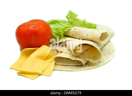 Nahaufnahme runder Tortillas von Weizen isoliert auf weißem Hintergrund. Tortilla. Stockfoto