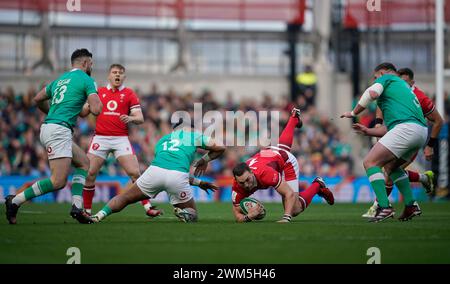 Der walisische George North (Mitte rechts) wird vom irischen Bundee Aki während des Spiels der Guinness Six Nations im Aviva Stadium in Dublin umgeschlagen. Bilddatum: Samstag, 24. Februar 2024. Stockfoto