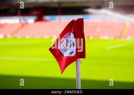 Oakwell Stadium, Barnsley, England - 24. Februar 2024 Eine allgemeine Ansicht einer Eckfahne mit dem Barnsley Club Wappen im Oakwell Stadium - vor dem Spiel Barnsley vs Derby County, Sky Bet League One, 2023/24, Oakwell Stadium, Barnsley, England - 24. Februar 2024 Credit: Mathew Marsden/WhiteRosePhotos/Alamy Live News Stockfoto