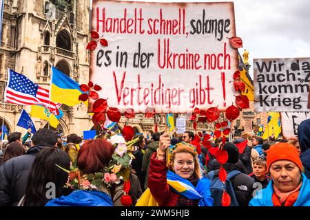 Solidarität mit der Ukraine, Demo am Marienplatz, München, 24. Februar 2024 Deutschland, München, 24. Februar 2024, Solidarität mit der Ukraine, Handelt schnell lange es in der Ukraine noch Verteidiger gibt, Schild bei Demo am Marienplatz, Pro-Ukraine-Demonstration am 2. Jahrestag der russischen Invasion, Plakat, Samstagnachmittag, Politik, Bayern, *** Solidarität mit der Ukraine, Demonstration am Marienplatz, München, 24. Februar 2024 Deutschland, München, 24. Februar 2024, Solidarität mit der Ukraine, handeln Sie schnell, während es noch Verteidiger in der Ukraine gibt, Unterschrift bei Demonstration am Marienplatz, Pro Ukr Stockfoto