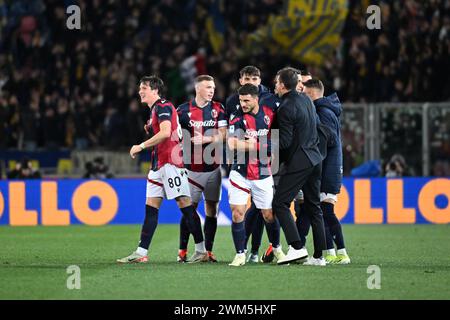 Bologna, Italien. Februar 2024. Thiago Motta feiert seine Spielergruppe nach Giovanni Fabbians Tor beim Spiel Bologna FC gegen Hellas Verona FC, italienische Fußball Serie A in Bologna, Italien, 23. Februar 2024 Credit: Independent Photo Agency/Alamy Live News Stockfoto