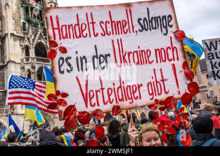 Solidarität mit der Ukraine, Demo am Marienplatz, München, 24. Februar 2024 Deutschland, München, 24. Februar 2024, Solidarität mit der Ukraine, Handelt schnell lange es in der Ukraine noch Verteidiger gibt, Schild bei Demo am Marienplatz, Pro-Ukraine-Demonstration am 2. Jahrestag der russischen Invasion, Plakat, Samstagnachmittag, Politik, Bayern, *** Solidarität mit der Ukraine, Demonstration am Marienplatz, München, 24. Februar 2024 Deutschland, München, 24. Februar 2024, Solidarität mit der Ukraine, handeln Sie schnell, während es noch Verteidiger in der Ukraine gibt, Unterschrift bei Demonstration am Marienplatz, Pro Ukr Stockfoto