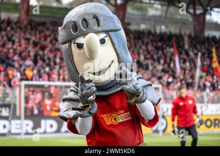 Berlin, Deutschland. Februar 2024. Fußball: Bundesliga, 1. FC Union Berlin - 1. FC Heidenheim, Spieltag 23, an der Alten Försterei. Union Berlin Maskottchen Ritter Keule unterhält die Fans vor dem Spielbeginn. Hinweis: Andreas Gora/dpa – WICHTIGER HINWEIS: gemäß den Vorschriften der DFL Deutscher Fußball-Liga und des DFB Deutscher Fußball-Bundes ist es verboten, im Stadion und/oder des Spiels aufgenommene Fotografien in Form von sequenziellen Bildern und/oder videoähnlichen Fotoserien zu verwenden oder zu nutzen./dpa/Alamy Live News Stockfoto