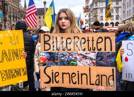 Solidarität mit der Ukraine, Demo am Marienplatz, München, 24. Februar 2024 Deutschland, München, 24. Februar 2024, Solidarität mit der Ukraine, Bitte retten Sie mein Land, Schild bei Demo am Marienplatz, Pro-Ukraine-Demonstration am 2. Jahrestag der russischen Invasion, Plakat, Samstagnachmittag, Politik, Bayern, *** Solidarität mit der Ukraine, Demonstration am Marienplatz, München, 24. Februar 2024 Deutschland, München, 24. Februar 2024, Solidarität mit der Ukraine, Bitte rette mein Land, Unterschrift bei Demonstration am Marienplatz, Pro-Ukraine-Demonstration zum 2. Jahrestag der russischen Invasion, Po Stockfoto