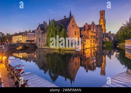 Reflexion der historischen Gebäude vom Kanal des Rosenkranzquay in der Hansestadt Brügge. Glockenturm der Altstadt und historische Gildenhäuser Stockfoto