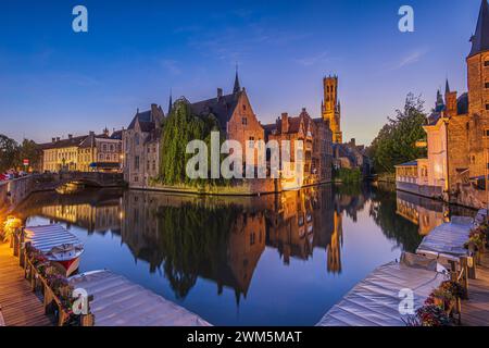 Kanal des Rosenkranzquay in der Hansestadt Brügge am Abend. Reflexion über die Wasseroberfläche der historischen Gebäude. Glockenturm der Alten Stockfoto