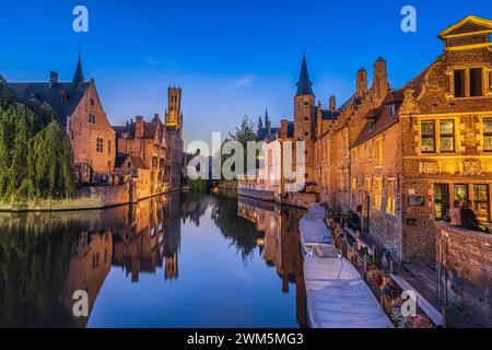 Rosenkranzquay in der Hansestadt Brügge. Reflexion über die Wasseroberfläche des Kanals der historischen Gebäude am Abend. Glockenturm von Th Stockfoto