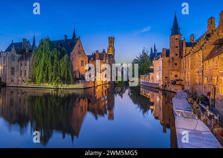 Abendliche Atmosphäre in der Altstadt von Brügge. Kanal des Rosenkranzquay in der Hansestadt. Reflexion über die Wasseroberfläche des historischen Gebäudes Stockfoto