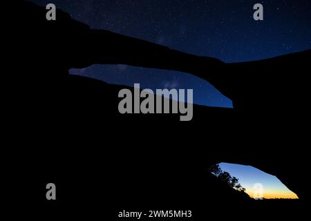 Übernachtung im Double O Arch im Achs-Nationalpark, Moab, Utah, USA Stockfoto