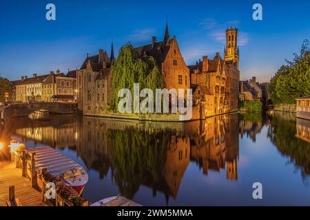 Zentrum der Altstadt Brügge. Belgische Hansestadt am Abend mit dem Rosenkranz Quay Kanal zur blauen Stunde. Reflexionen auf der Wasseroberfläche. Stockfoto