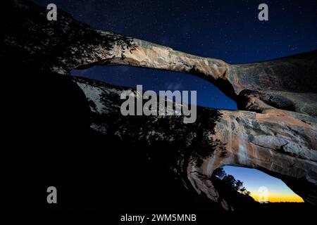 Übernachtung im Double O Arch im Achs-Nationalpark, Moab, Utah, USA Stockfoto