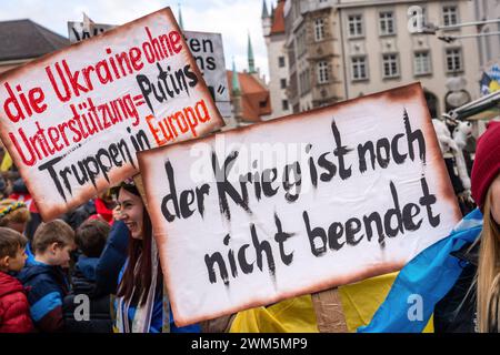 Solidarität mit der Ukraine, Demo am Marienplatz, München, 24. Februar 2024 Deutschland, München, 24. Februar 2024, Solidarität mit der Ukraine, der Krieg ist noch nicht beendet, die Ukraine ohne Unterstützungheißt Putins Truppen in Europa, Schilder bei Demo am Marienplatz, Pro-Ukraine-Demonstration am 2. Jahrestag der russischen Invasion, Plakat, Samstagnachmittag, Politik, Bayern, *** Solidarität mit der Ukraine, Demonstration am Marienplatz, München, 24. Februar 2024 Deutschland, München, 24. Februar 2024, Solidarität mit der Ukraine, der Krieg ist noch nicht vorbei, Ukraine ohne Unterstützung bedeutet Putins Truppen Stockfoto