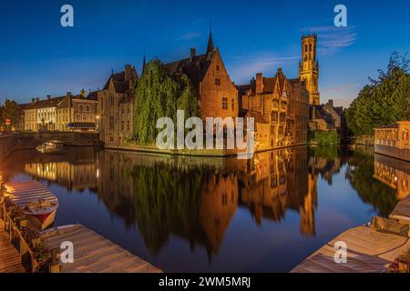 Rosary Quay am Abend in Brügge. Zentrum der alten Hansestadt mit Kanal zur blauen Stunde. Reflexionen von beleuchteten historischen Kaufmannshäusern Stockfoto