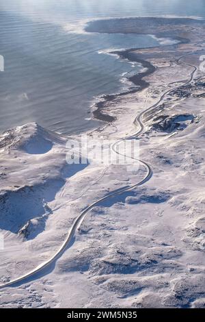 Luftaufnahme der gewundenen Straße und der Winterlandschaft entlang der Südküste Islands westlich von Grindavik Stockfoto