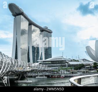 Singapur, 24. Januar 2024: Marina Bay Sands. Das Symbol Singapurs steht stolz in der Skyline der Marina Bay. Markante Architektur, mit drei verbundenen t Stockfoto