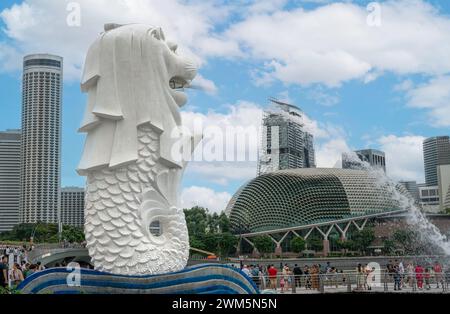 Singapur, Singapur, 24. Januar 2024: Skulptur des Merlion-Brunnens, Symbol Singapurs in der Marina Bay. Moderne Wolkenkratzer ziehen Touristen an. Kreatin Stockfoto