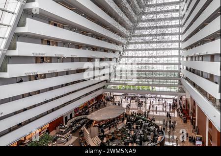 Singapur, 24. Januar 2024: Die Lobby Marina Bay Sands besticht durch eine luxuriöse Inneneinrichtung mit grandiosen Designelementen. Mit modernen Möbeln, Expan Stockfoto