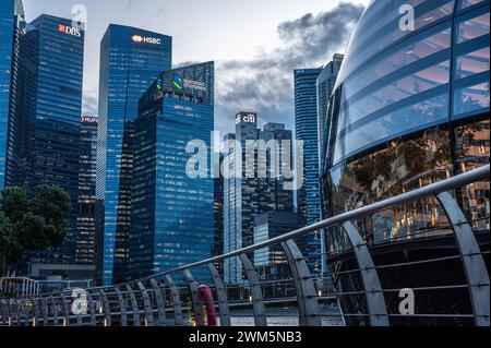 Singapur, 24. Januar 2024: In der Nacht in Singapur erwacht die Marina Bay zum Leben mit einem schillernden Glanz von Wolkenkratzern. Das Stadtbild ist mit leuchtenden Lichtern geschmückt Stockfoto