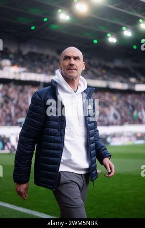 24. Februar 2024, Nordrhein-Westfalen, Mönchengladbach: Fußball: Bundesliga, Borussia Mönchengladbach - VfL Bochum, Spieltag 23, Stadion Borussia-Park. Bochumer Trainer Thomas Letsch blickt auf das Spiel. Foto: Marius Becker/dpa - WICHTIGER HINWEIS: Gemäß den Vorschriften der DFL Deutschen Fußball-Liga und des DFB Deutschen Fußball-Bundes ist es verboten, im Stadion und/oder im Spiel aufgenommene Fotografien in Form von sequenziellen Bildern und/oder videoähnlichen Fotoserien zu verwenden oder zu nutzen. Stockfoto