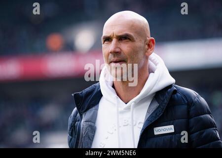 24. Februar 2024, Nordrhein-Westfalen, Mönchengladbach: Fußball: Bundesliga, Borussia Mönchengladbach - VfL Bochum, Spieltag 23, Stadion Borussia-Park. Bochumer Trainer Thomas Letsch blickt auf das Spiel. Foto: Marius Becker/dpa - WICHTIGER HINWEIS: Gemäß den Vorschriften der DFL Deutschen Fußball-Liga und des DFB Deutschen Fußball-Bundes ist es verboten, im Stadion und/oder im Spiel aufgenommene Fotografien in Form von sequenziellen Bildern und/oder videoähnlichen Fotoserien zu verwenden oder zu nutzen. Stockfoto