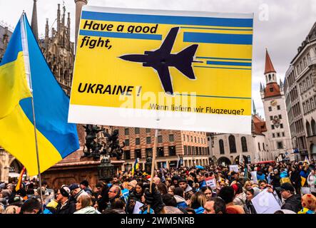 Solidarität mit der Ukraine, Demo am Marienplatz, München, 24. Februar 2024 Deutschland, München, 24. Februar 2024, Solidarität mit der Ukraine, Wann liefert wir Flugzeuge, Schild bei Demo am Marienplatz, Pro-Ukraine-Demonstration am 2. Jahrestag der russischen Invasion, Plakat, Samstagnachmittag, Politik, Bayern, *** Solidarität mit der Ukraine, Demonstration am Marienplatz, München, 24. Februar 2024 Deutschland, München, 24. Februar 2024, Solidarität mit der Ukraine, wann werden wir Flugzeuge liefern, Schild bei Demonstration am Marienplatz, Pro Ukraine Demonstration zum 2. Jahrestag der russischen Inv Stockfoto