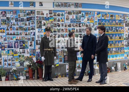 Kiew, Ukraine. Februar 2024. Der ukrainische Präsident Wolodymyr Zelenskyj (links) unterhält sich mit dem belgischen Premierminister Alexander de Croo, Zentrum, und dem kanadischen Premierminister Justin Trudeau (rechts) nach einer Gedenkfeier zum 2. Jahrestag der russischen Invasion an der Gedenkmauer der gefallenen Verteidiger der Ukraine am 24. Februar 2024 in Kiew, Ukraine. Quelle: Pool Photo/Ukrainische Präsidentenpresse/Alamy Live News Stockfoto