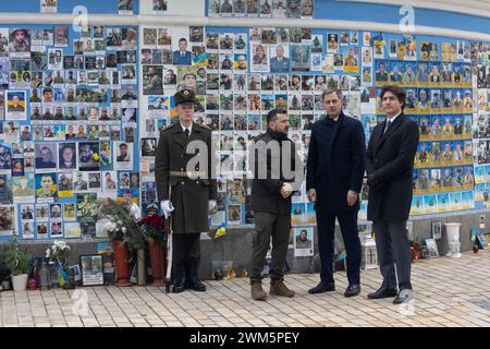 Kiew, Ukraine. Februar 2024. Der ukrainische Präsident Wolodymyr Zelenskyj (links) unterhält sich mit dem belgischen Premierminister Alexander de Croo, Zentrum, und dem kanadischen Premierminister Justin Trudeau (rechts) nach einer Gedenkfeier zum 2. Jahrestag der russischen Invasion an der Gedenkmauer der gefallenen Verteidiger der Ukraine am 24. Februar 2024 in Kiew, Ukraine. Quelle: Pool Photo/Ukrainische Präsidentenpresse/Alamy Live News Stockfoto