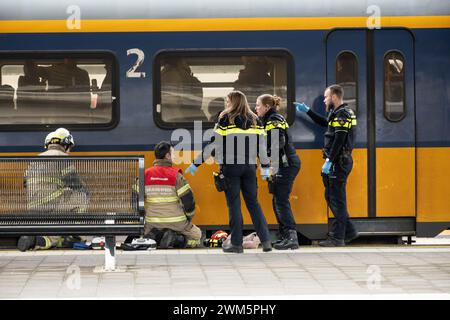 Amsterdam, Niederlande. 24. Februar 2024.incident auf dem Gleis am Bahnhof Amsterdam Zuid mit einer Person auf den Gleisen. Kombinierte EMS Aktivität Credit: Freelance Source/Alamy Live News Stockfoto