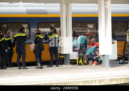 Amsterdam, Niederlande. 24. Februar 2024.incident auf dem Gleis am Bahnhof Amsterdam Zuid mit einer Person auf den Gleisen. Kombinierte EMS Aktivität Credit: Freelance Source/Alamy Live News Stockfoto