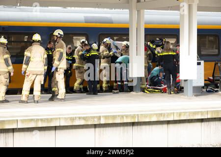 Amsterdam, Niederlande. 24. Februar 2024.incident auf dem Gleis am Bahnhof Amsterdam Zuid mit einer Person auf den Gleisen. Kombinierte EMS Aktivität Credit: Freelance Source/Alamy Live News Stockfoto