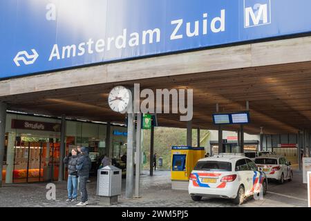 Amsterdam, Niederlande. 24. Februar 2024.incident auf dem Gleis am Bahnhof Amsterdam Zuid mit einer Person auf den Gleisen. Kombinierte EMS Aktivität Credit: Freelance Source/Alamy Live News Stockfoto