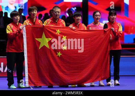 Busan, Südkorea. Februar 2024. Team China feiert den Sieg des Finalspiels der Frauen zwischen China und Japan beim Finale der ITTF World Team Table Tennis Championships Busan 2024 in Busan, Südkorea, 24. Februar 2024. Quelle: Zhang Tao/Xinhua/Alamy Live News Stockfoto