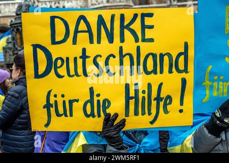 Solidarität mit der Ukraine, Demo am Marienplatz, München, 24. Februar 2024 Deutschland, München, 24. Februar 2024, Solidarität mit der Ukraine, Danke Deutschland für die Hilfe, Schild bei Demo am Marienplatz, Pro-Ukraine-Demonstration am 2. Jahrestag der russischen Invasion, Plakat, Samstagnachmittag, Politik, Bayern, *** Solidarität mit der Ukraine, Demonstration am Marienplatz, München, 24. Februar 2024 Deutschland, München, 24. Februar 2024, Solidarität mit der Ukraine, vielen Dank Deutschland für die Hilfe, Unterschrift bei Demonstration am Marienplatz, Pro Ukraine Demonstration zum 2. Jahrestag der Russen Stockfoto