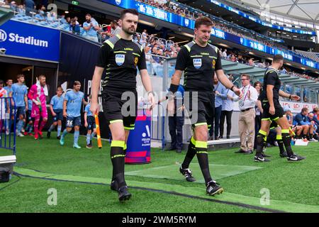 Sydney, Australien. Februar 2024. Die Schiedsrichter gehen am 24. Februar 2024 im Alliance Stadium in Sydney, Australien vor dem A-League Men Rd18-Spiel zwischen Sydney FC und Melbourne City auf das Feld. Credit: IOIO IMAGES/Alamy Live News Stockfoto