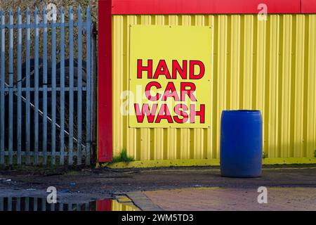 Handschild für Autowaschanlage und Wasserbehälter bereit zum Waschen Stockfoto