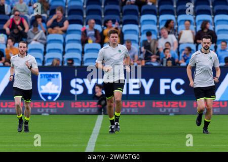 Sydney, Australien. Februar 2024. Die Schiedsrichter wärmen sich am 24. Februar 2024 im Alliance Stadium in Sydney, Australien vor dem A-League Men Rd18-Spiel zwischen Sydney FC und Melbourne City auf. Credit: IOIO IMAGES/Alamy Live News Stockfoto