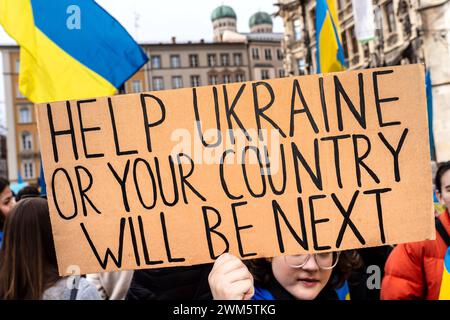 Solidarität mit der Ukraine, Demo am Marienplatz, München, 24. Februar 2024 Deutschland, München, 24. Februar 2024, Solidarität mit der Ukraine, hilf der Ukraine oder deinem Land wird es als Nächstes sein, Schild bei Demo am Marienplatz, Pro-Ukraine-Demonstration am 2. Jahrestag der russischen Invasion, Plakat, Samstagnachmittag, Politik, Bayern, *** Solidarität mit der Ukraine, Demonstration am Marienplatz, München, 24. Februar 2024 Deutschland, München, 24. Februar 2024, Solidarität mit der Ukraine, Hilfe Ukraine oder dein Land wird als Nächstes kommen, Unterschrift bei Demonstration am Marienplatz, Pro Ukraine Demonstration am 2. Jahrestag Stockfoto