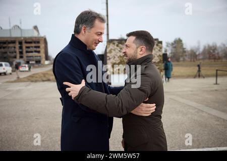 Kiew, Ukraine. Februar 2024. Der ukrainische Präsident Wolodymyr Zelenskyj, rechts, begrüßt den belgischen Premierminister Alexander de Croo bei der Ankunft zum 2. Jahrestag der russischen Invasion am Flughafen Hostomel am 24. Februar 2024 in Kiew, Ukraine. Quelle: Pool Photo/Ukrainische Präsidentenpresse/Alamy Live News Stockfoto