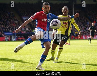 Daniel Munoz (links) aus Crystal Palace und Wilson Odobert aus Burnley während des Premier League-Spiels im Selhurst Park in London. Bilddatum: Samstag, 24. Februar 2024. Stockfoto