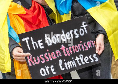 Solidarität mit der Ukraine, Demo am Marienplatz, München, 24. Februar 2024 Deutschland, München, 24. Februar 2024, Solidarität mit der Ukraine, die Grenzen des russischen Terrorismus sind grenzenlos, Schild bei Demo am Marienplatz, Pro-Ukraine-Demonstration am 2. Jahrestag der russischen Invasion, Plakat, Samstagnachmittag, Politik, Bayern, *** Solidarität mit der Ukraine, Demonstration am Marienplatz, München, 24. Februar 2024 Deutschland, München, 24. Februar 2024, Solidarität mit der Ukraine, die Grenzen des russischen Terrorismus sind grenzenlos, Zeichen bei Demonstration am Marienplatz, pro-Ukraine-Demonstration auf der Stockfoto